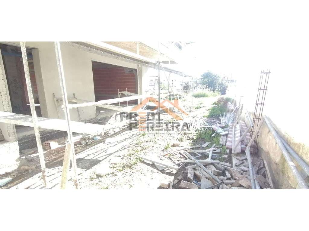 Moradia T4 em fase de construção, situada no Bairro Casal São Sebas... - Grande imagem: 5/33