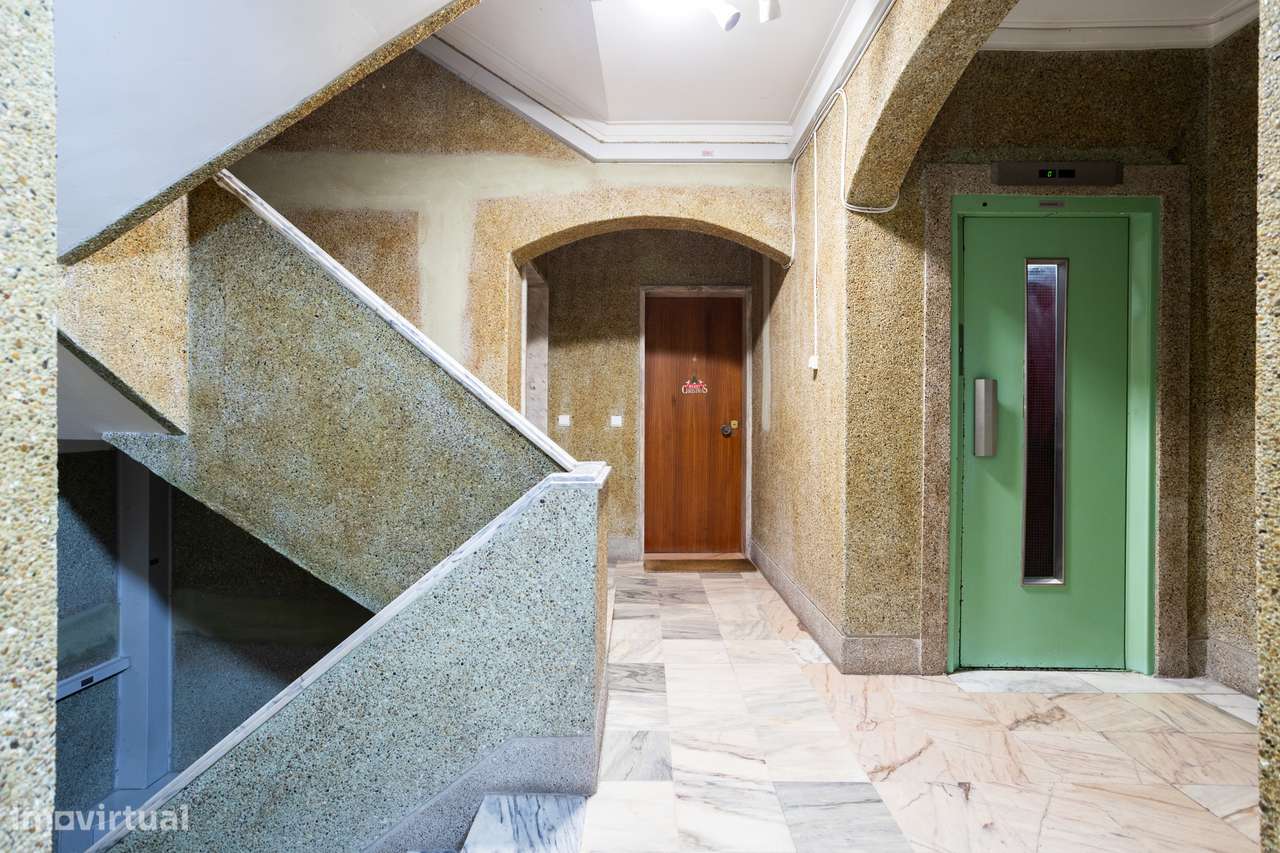 Oeiras, Apartamento T2 – Potencial para Criar e Renovar ao Seu Gosto!-24