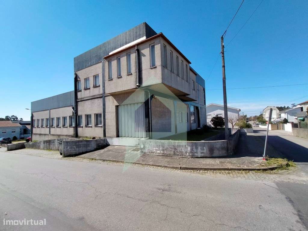 Pavilhão Industrial com 1.350 m2 de área total de construção em Man... - Grande imagem: 1/12