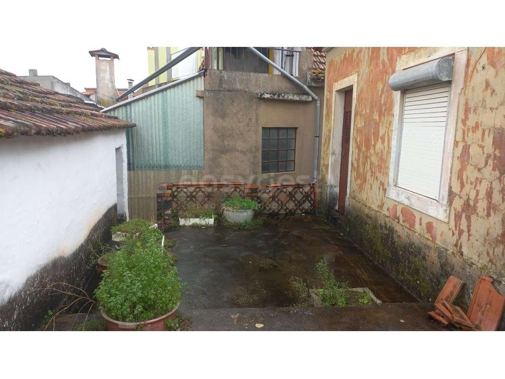 Moradia T2 para remodelar no Centro de Amiais de Baixo.-16