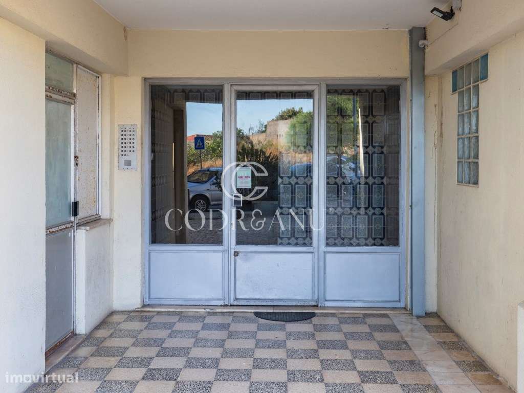 T2 Remodelado em Almada com Vista Rio e Lisboa-16