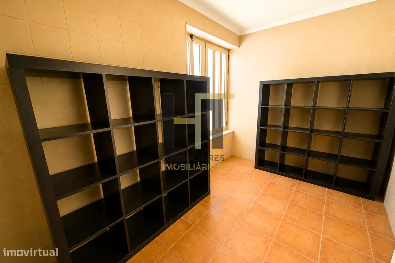 Moradia T3 | 4 Frentes | Piscina, Suite c/ Closet, Garagem 3 Carros |-33