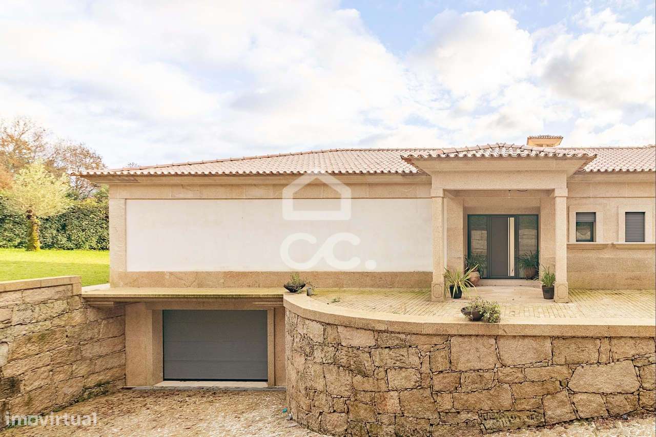 Moradia Térrea de Luxo com Cave | Conforto, Eficiência e Espaço Exteri-7