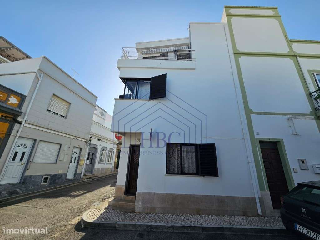 Moradia T3 de três andares no centro da Fuseta-24