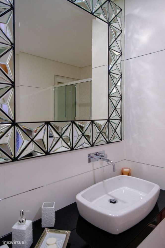 Moradia T4 com Piscina e Jardim na Aroeira, Almada-23