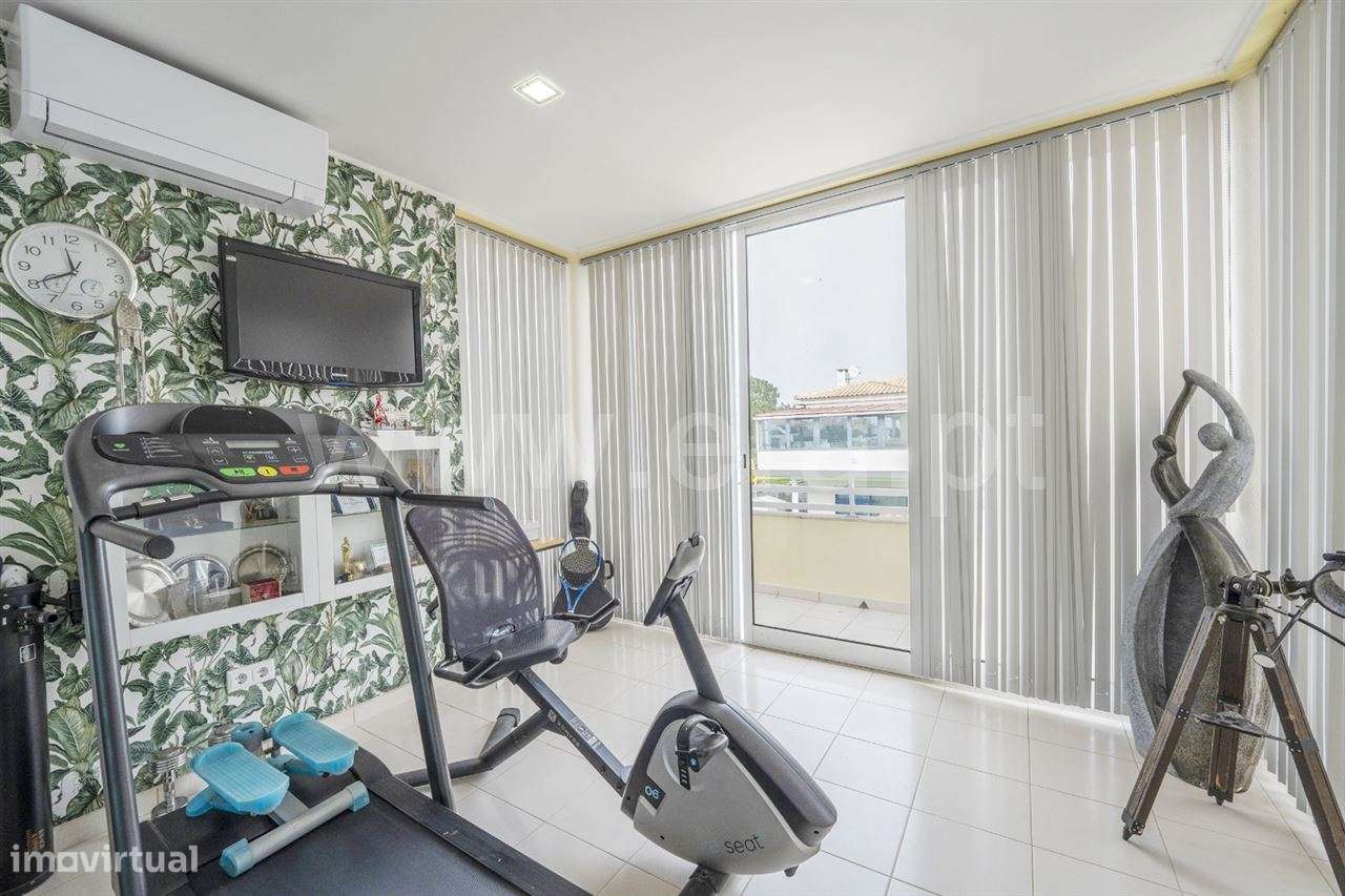 Moradia isolada de gaveto T4; Quinta de Valadares-19