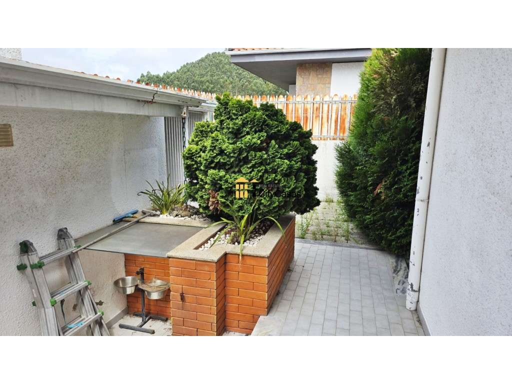 Vivenda de 4 Frentes com 3 Suítes, Garagem e Terreno | Gaia-27