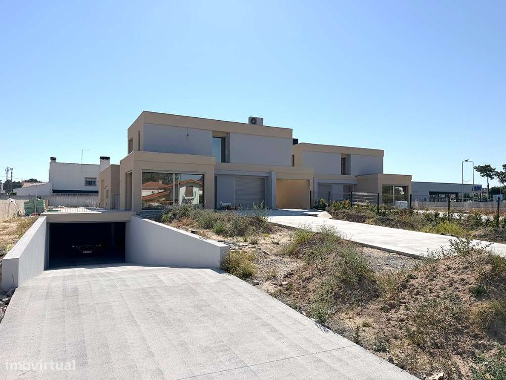 Exclusiva Moradia Isolada T4 com 3 Suítes, Piscina Privada e Garage...-23