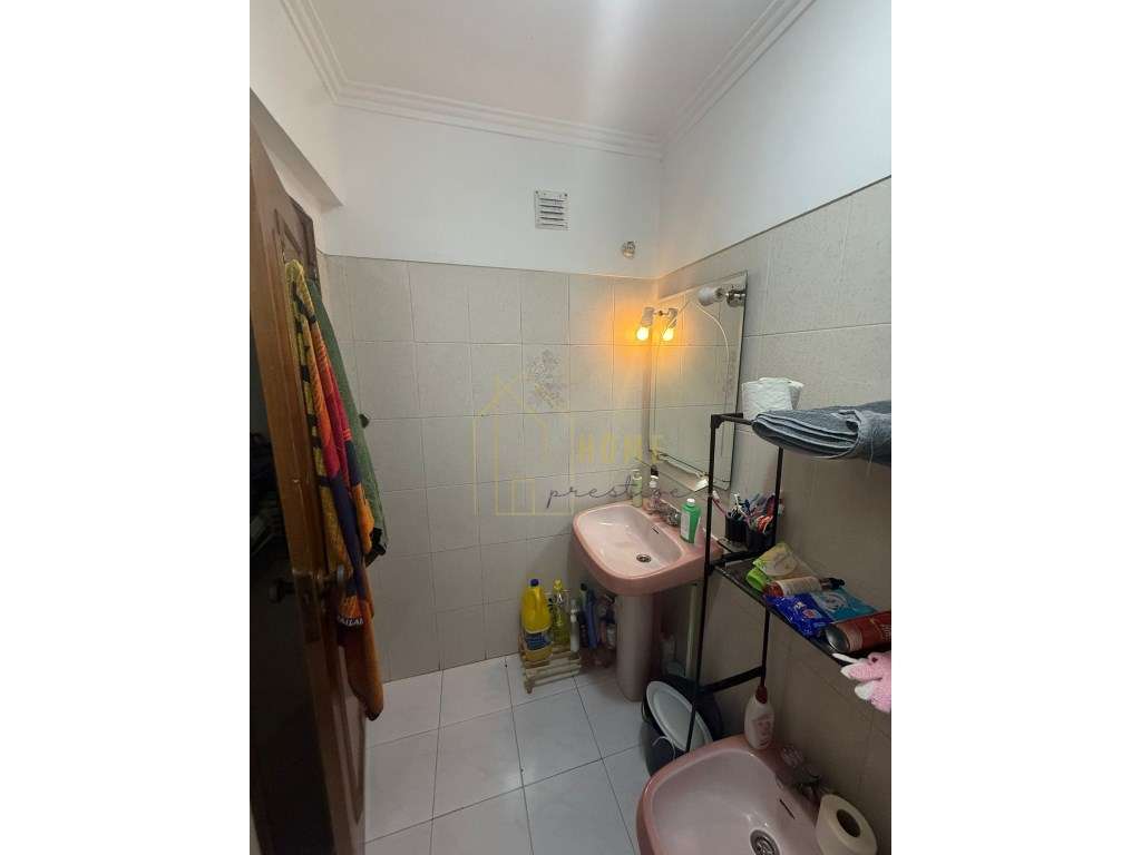 Fantastico T2 com Elevador em Massamá-14