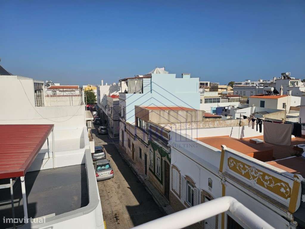 Moradia T3 de três andares no centro da Fuseta-20