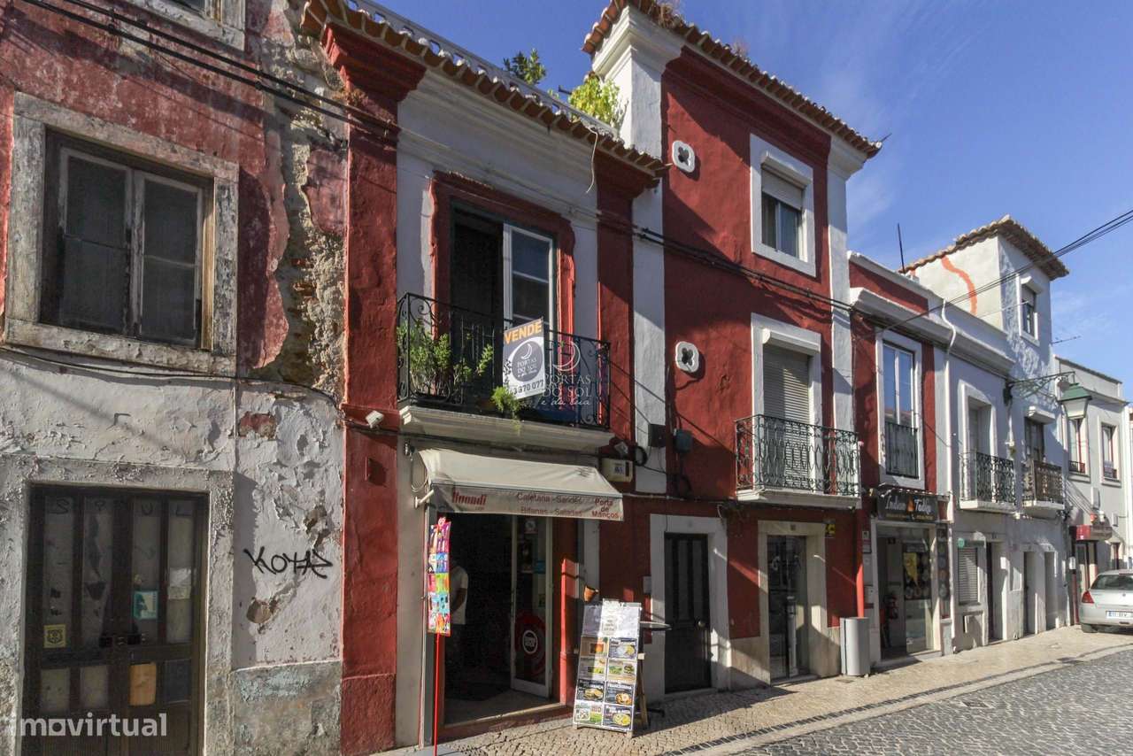 Prédio de 3 Pisos c/ Sótão e Terraço de Topo.-0