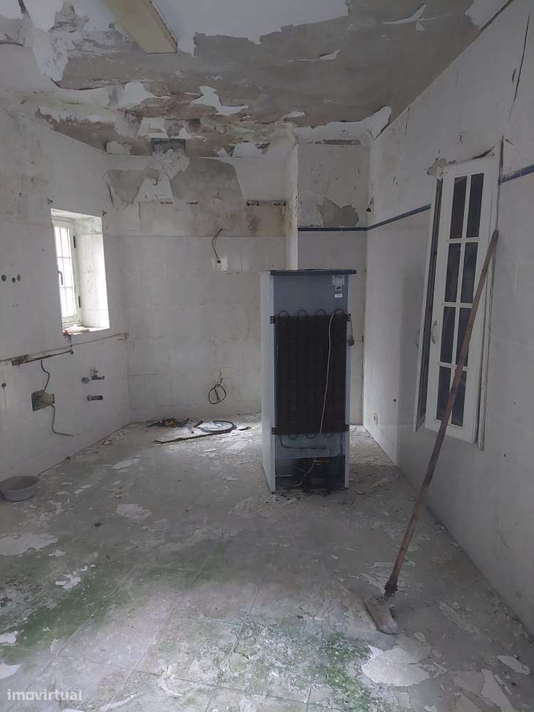 Moradia t4 , interior para recuperar- toda em pedra-2 gar. individuais-11