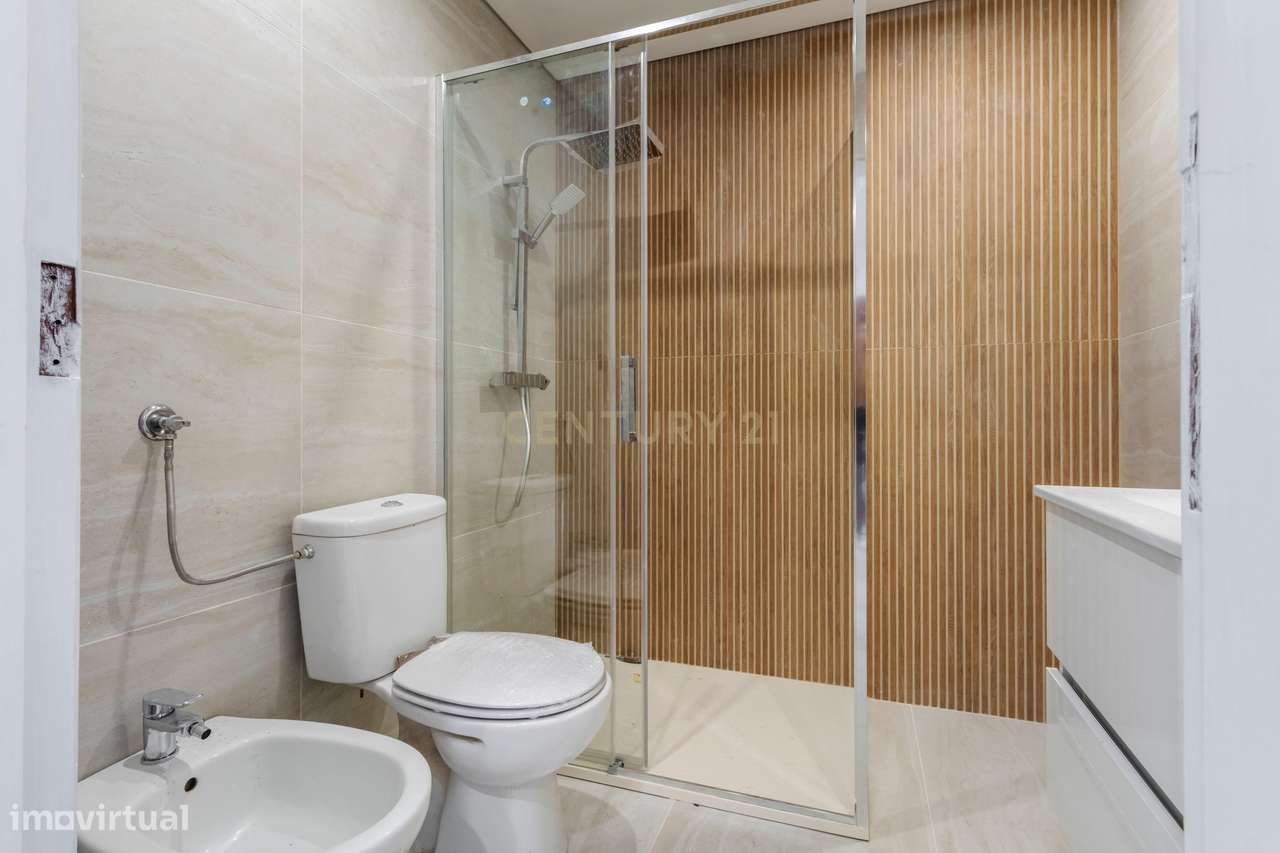 Apartamento T1 totalmente remodelado com 2 varandas,  Prédio com eleva-6