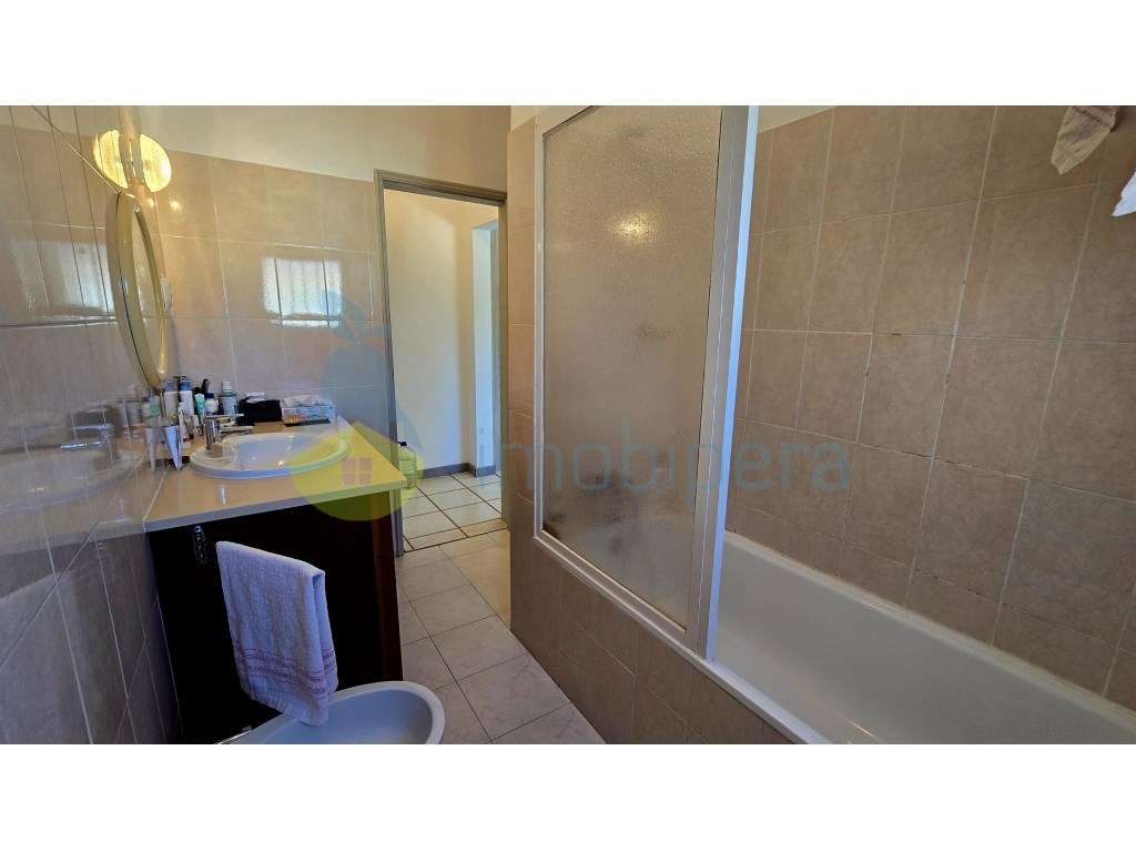 Moradia V4 com piscina e uma vista deslumbrante-14