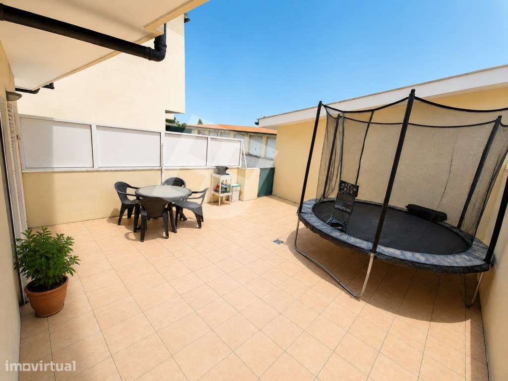 Apartamento T2 com espaços exteriores e garagem a poucos minutos da...-7