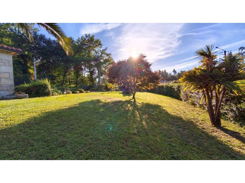 Moradia com terreno envolvente, espaços amplos e excelente potencial-19