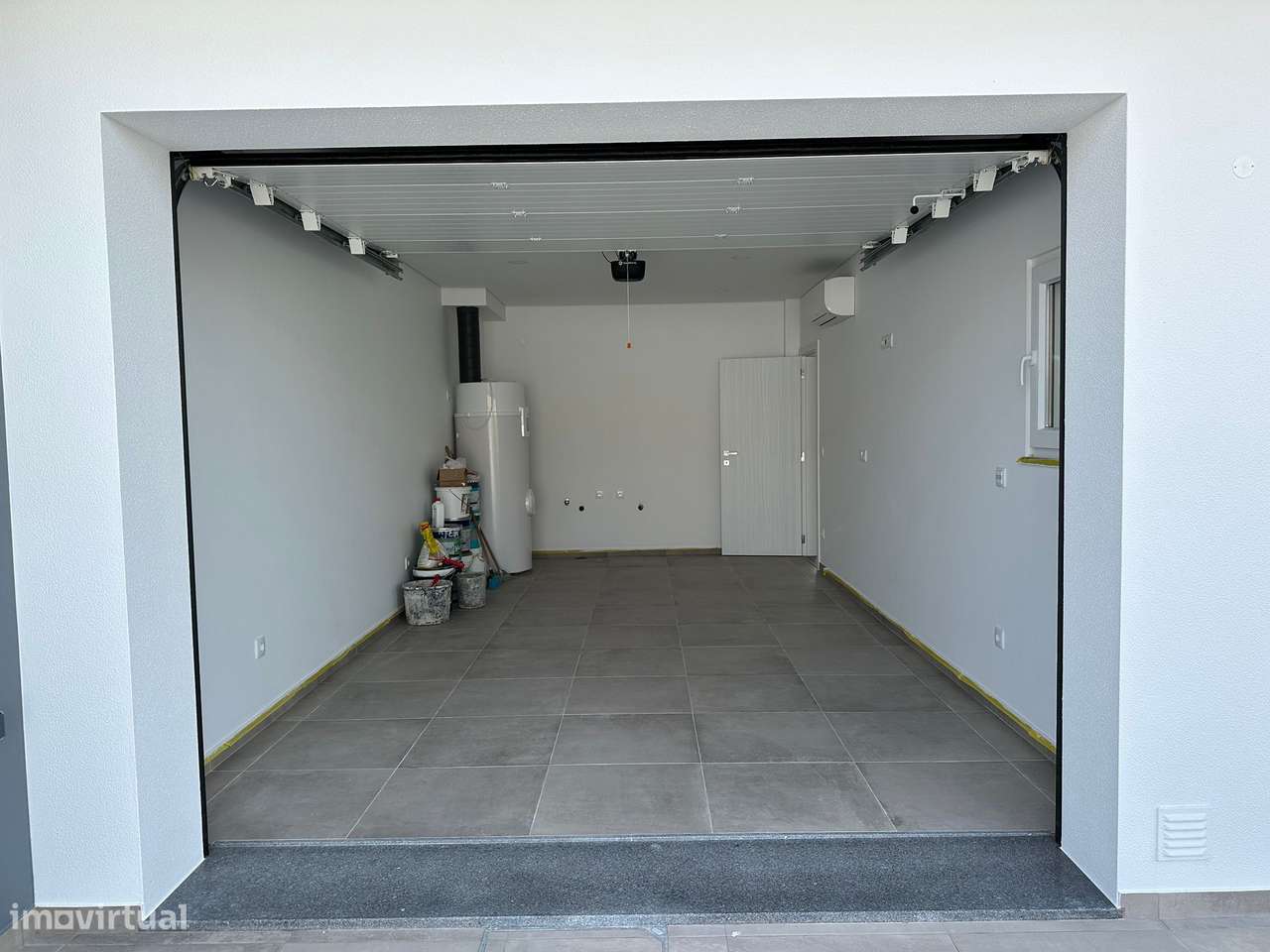 Moradia T3 com terraço e garagem, próxima a praias-22