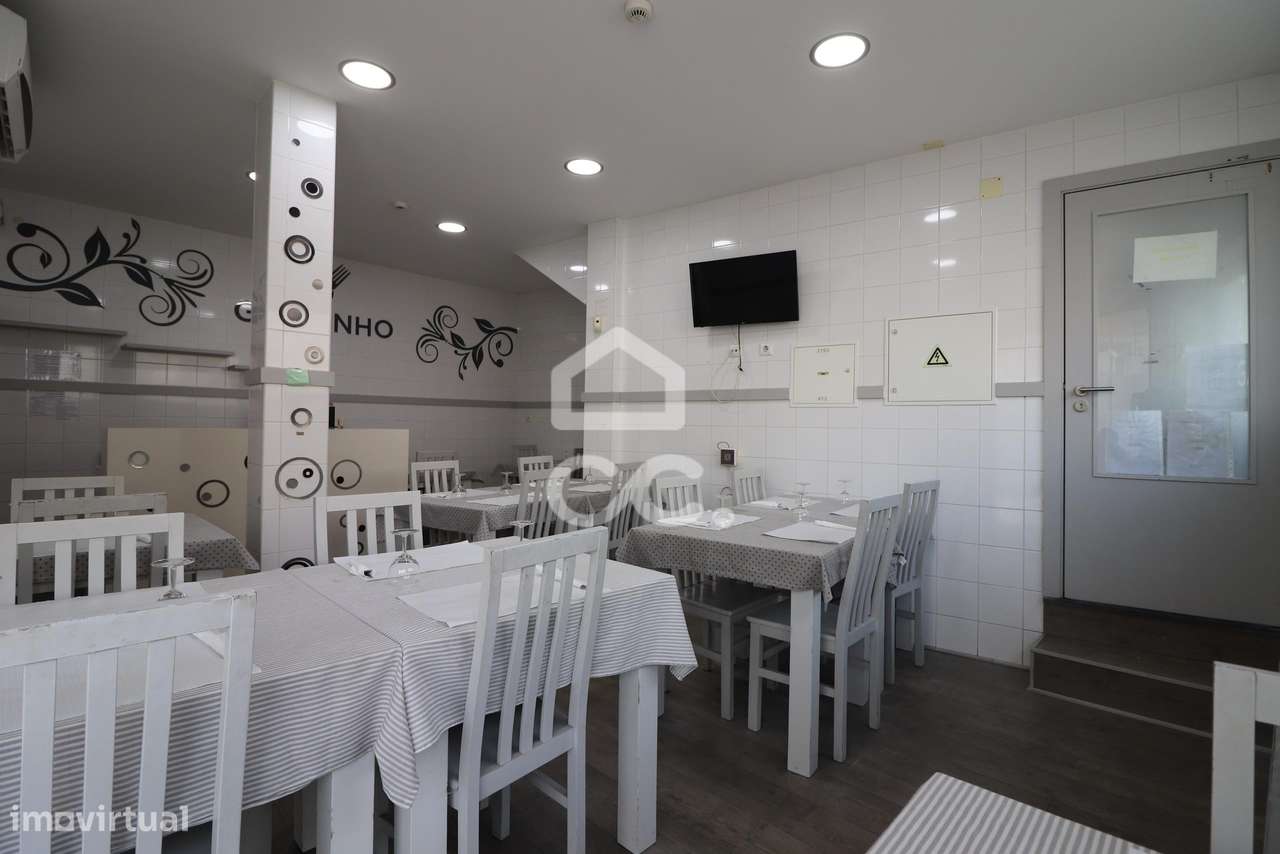 Prédio comercial com restaurante e churrasqueira em atividade em Vila - Grande imagem: 3/19