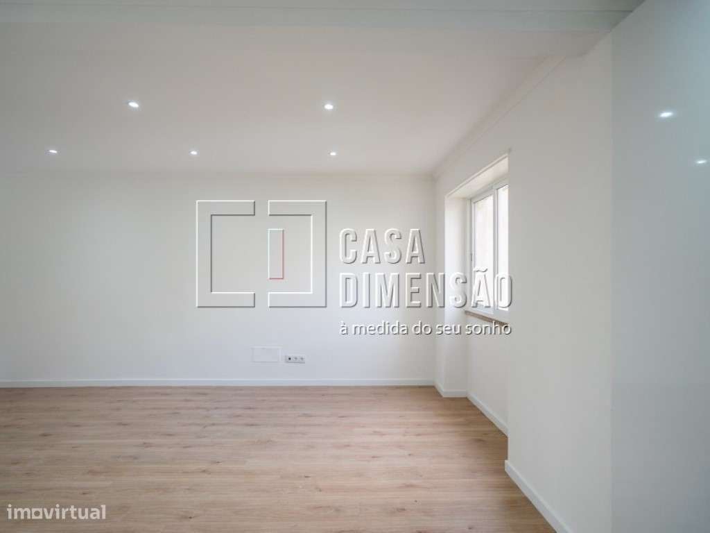 Apartamento T1, em fase de remodelação, Na Damaia!!-2
