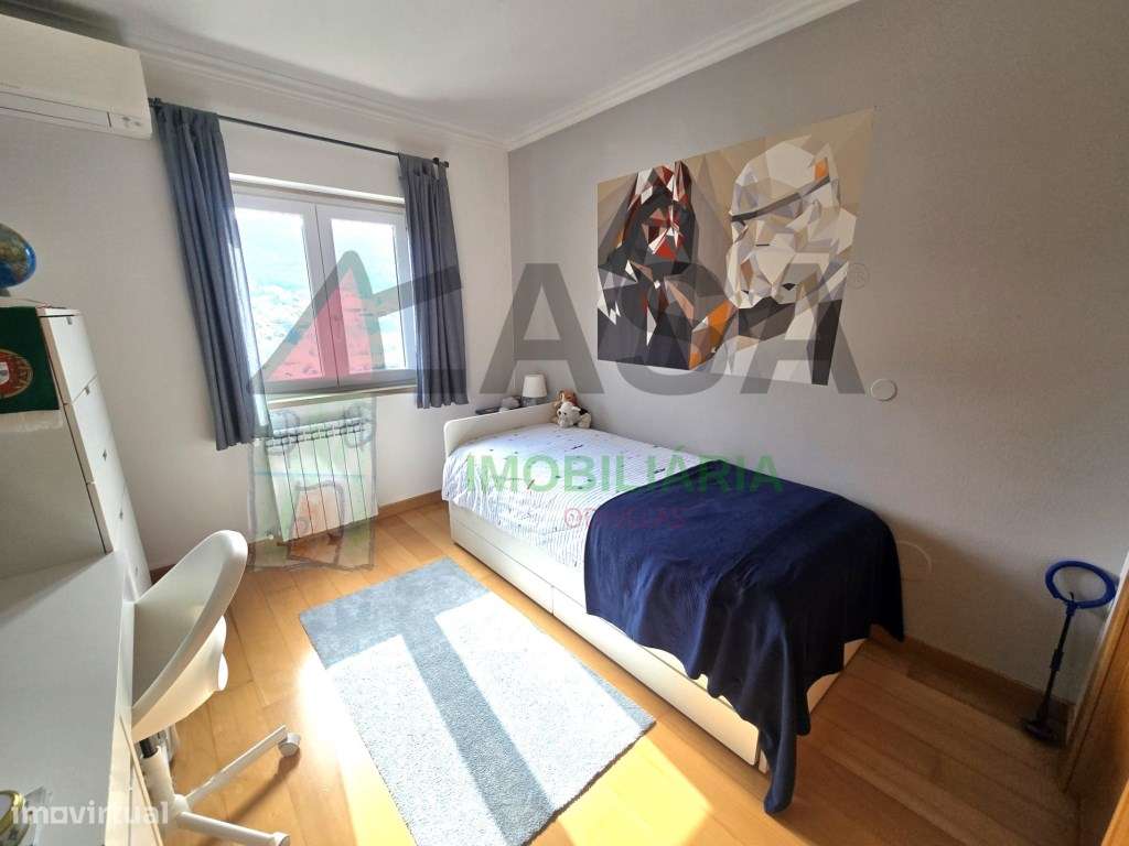 Moradia T4 com Terraço e Vista Desafogada em Loures-26