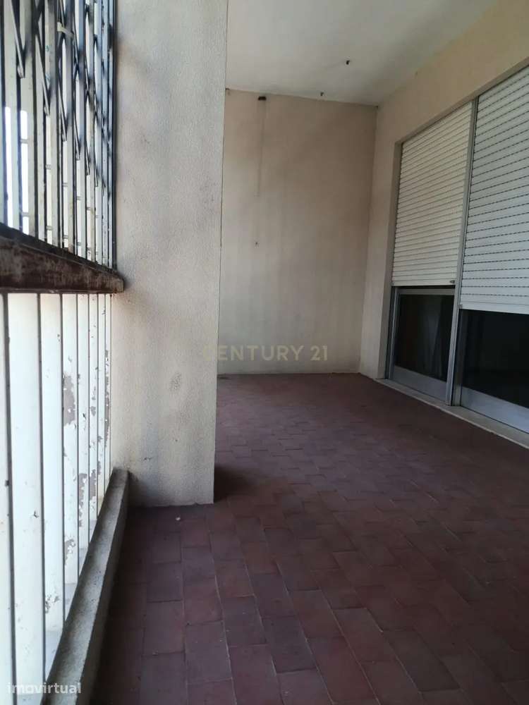 Apartamento T4 na Avenida Fernão de Magalhães — Espaço, Potencial e Di-9