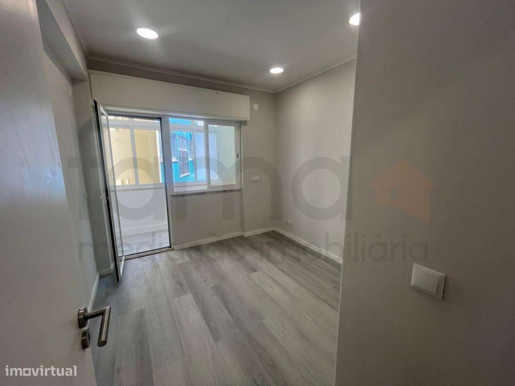 Apartamento T1 Remodelado com Varanda e Elevador-8