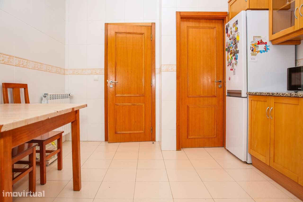 Excelente apartamento T3 com 111m2 no centro da Abrigada-14