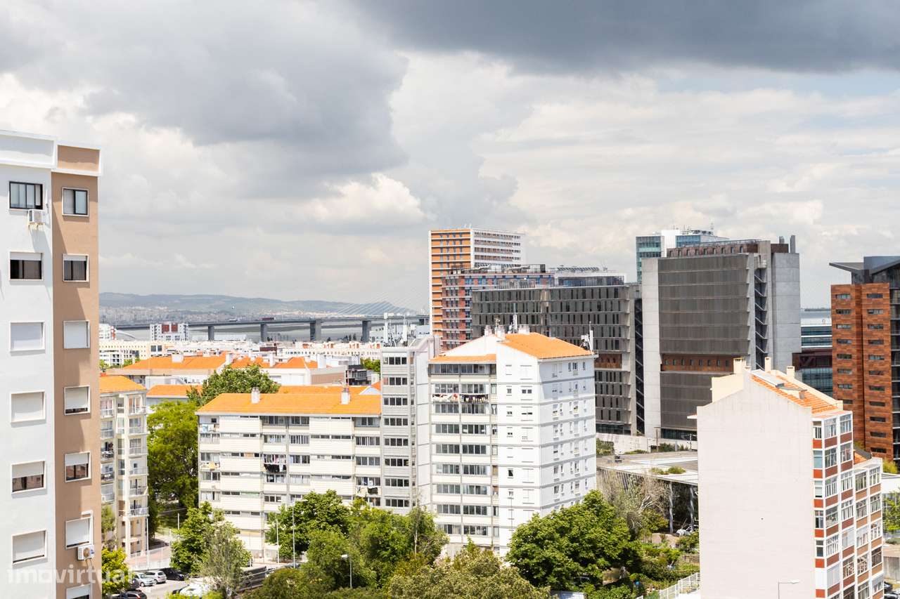 Excelente imóvel T2 com Garagem Box, condomínio Fechado com Court de T-10