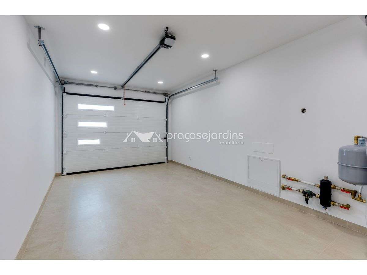 Moradia T4 com jardim, garagem e carregamento para carros elétricos-27