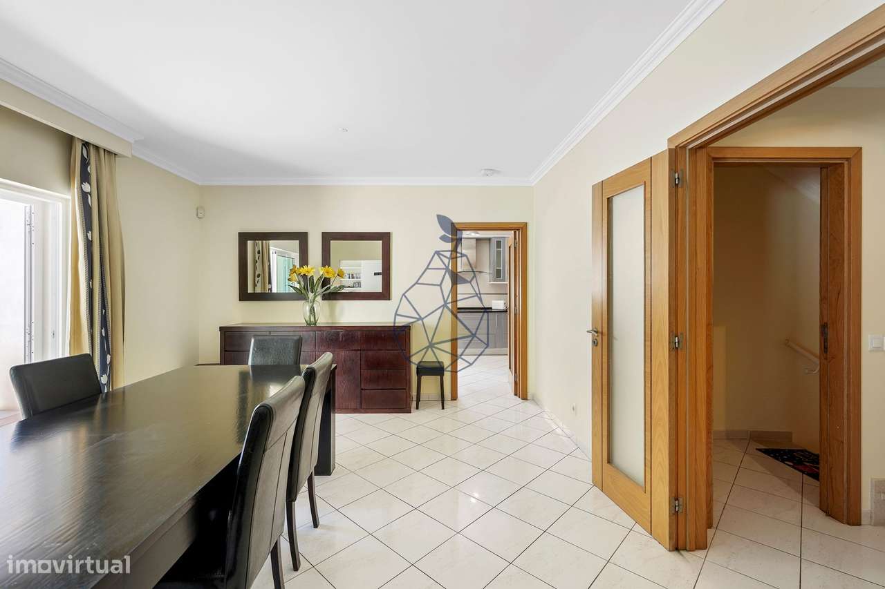 Moradia T5 com Piscina Privada, Jardim e 5 Suites em Montechoro, Albuf-16