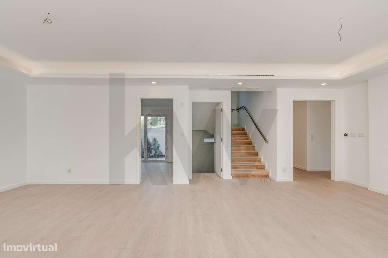 Moradia T4 (+1) em Condomínio Fechado em Cascais com jardim e piscina-37