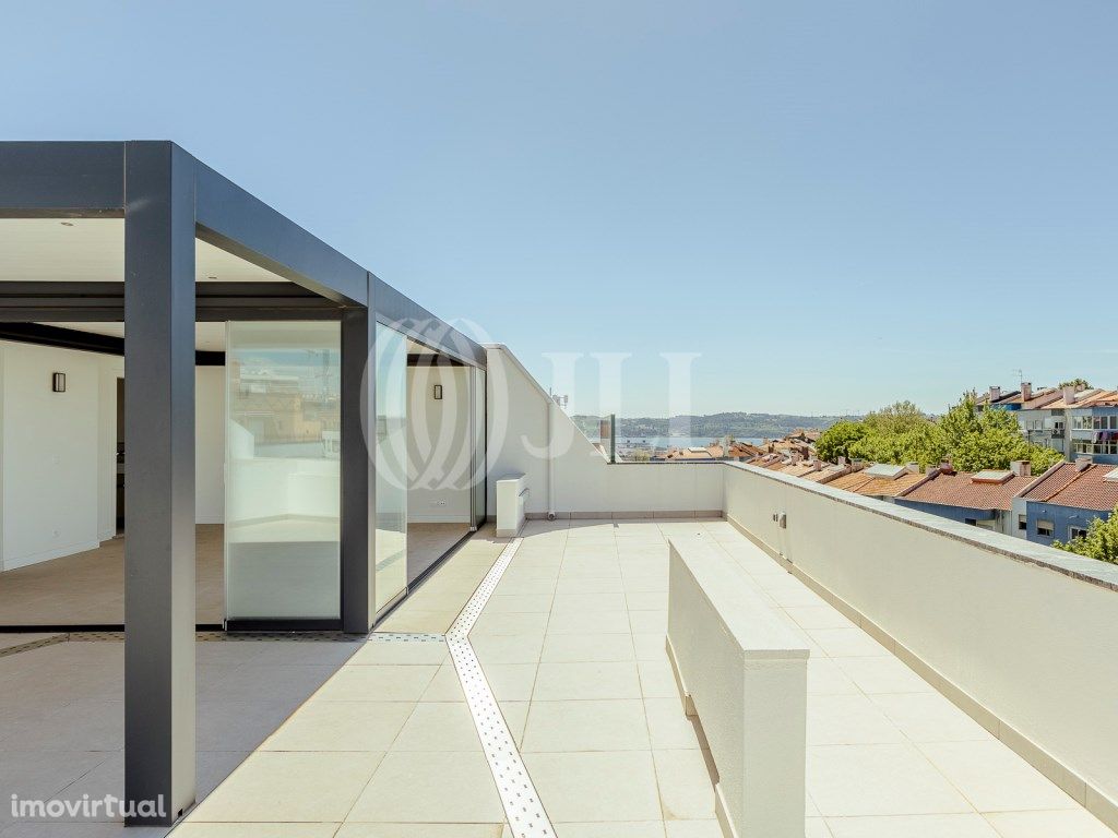 Apartamento T2 com terraço e garagem, em Algés, Lisboa