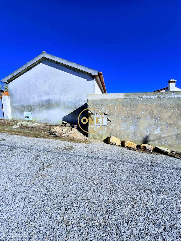 Moradia Exclusiva para reconstrução, com Projeto Aprovado e Licença a-6