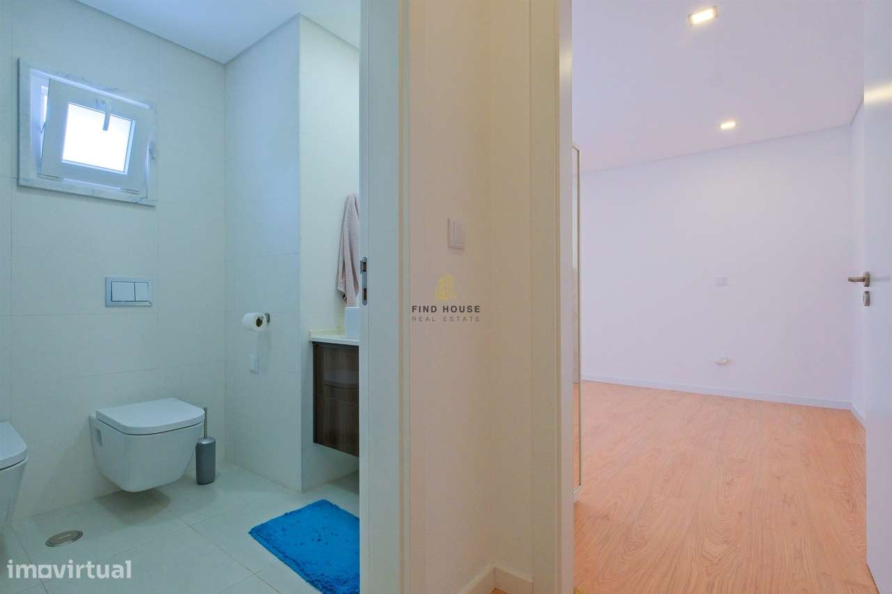 Moradia T3 com piscina, jardim e garagem box, na Caparica-31