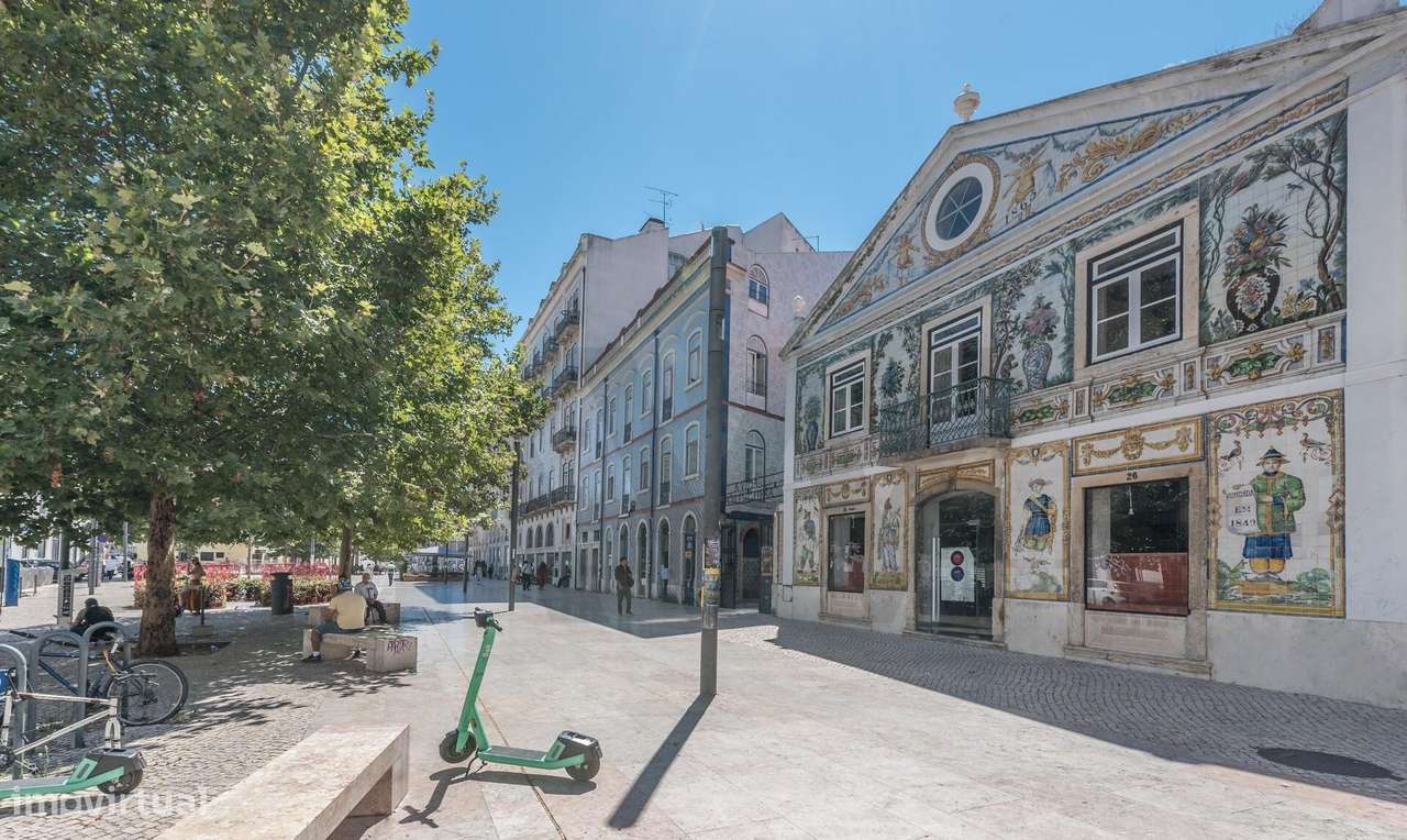 T2+1 renovado num 2º andar de um edifício clássico, destaca-se pela su - Grande imagem: 2/32