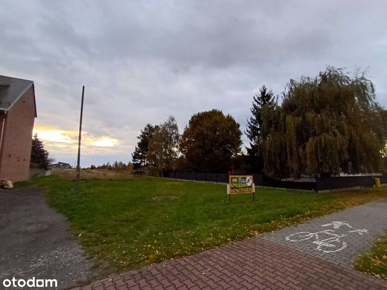 Dwie atrakcyjne działki  na sprzedaż-2