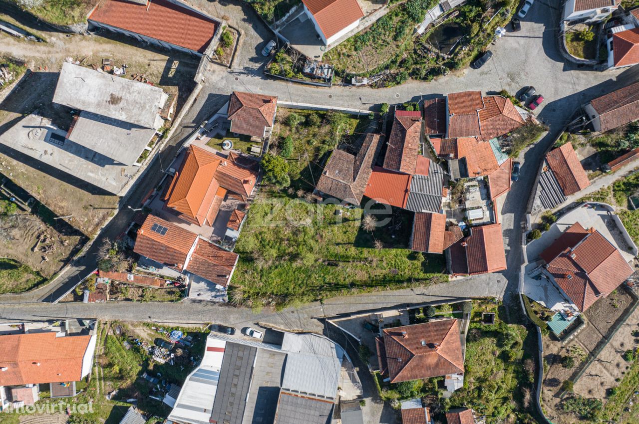 Terreno com moradia para recuperar em S. Pedro D'Este - Braga