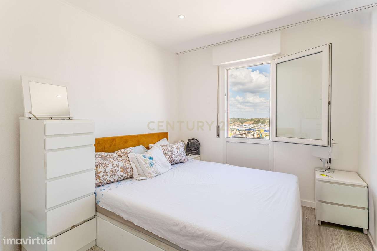 Apartamento T2 com vista desafogada em Santo António dos Cavaleiros-8
