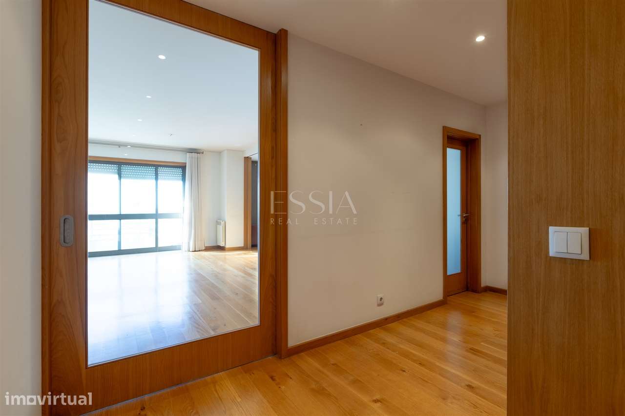 Apartamento T3+1 com Varanda e Vistas Desafogadas em Ramalde - Grande imagem: 4/35