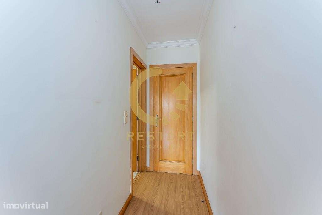 Apartamento T3 com excelente exposição solar, box fechada e junto ao m-35