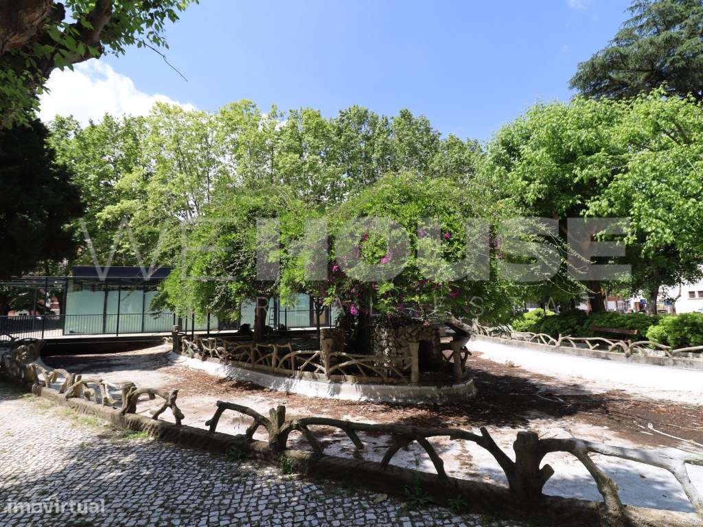 Prédio com 3 andares independentes no centro do Barreiro - frente a...-14