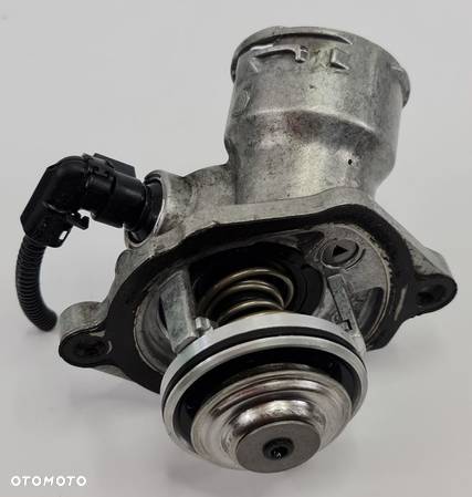 TERMOSTAT OBUDOWA MERCEDES W204 3.5 V6 A2722000115 - 2