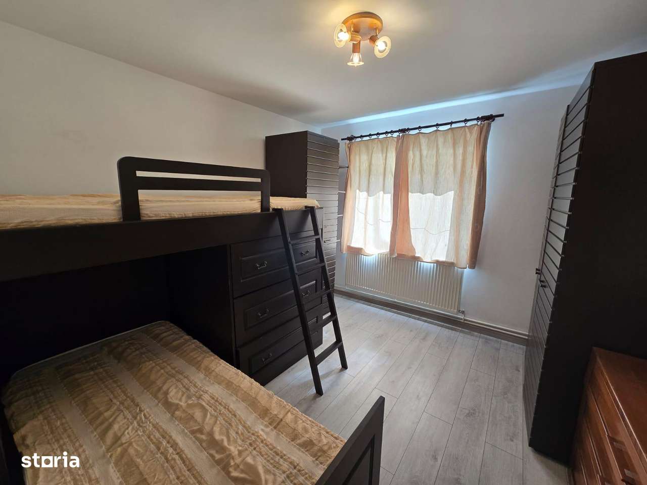 Vând apartament 3 camere decomandat situat în zona Strand-5