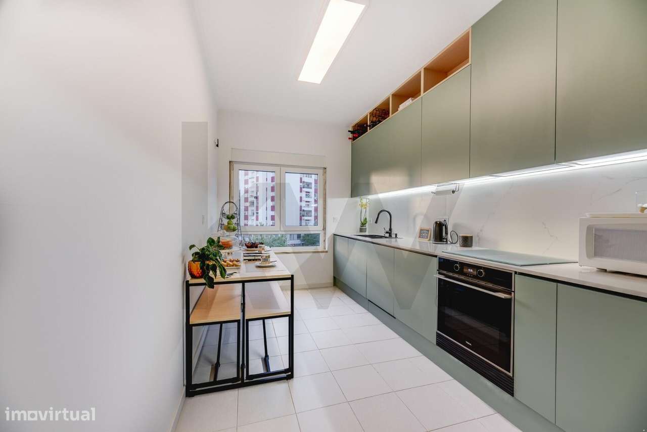 Apartamento T2 totalmente renovado com Suite, Varanda e Arrecadação na-1