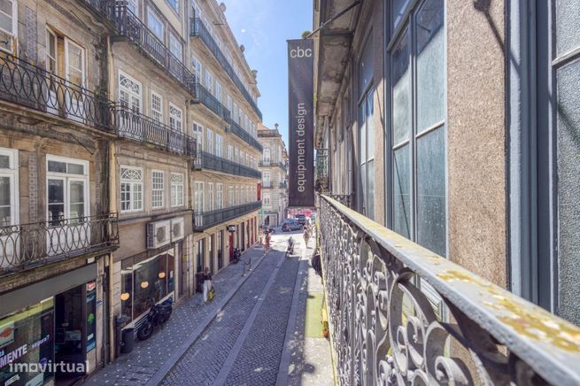 Prédio Histórico na Rua do Almada baixa do Porto-0