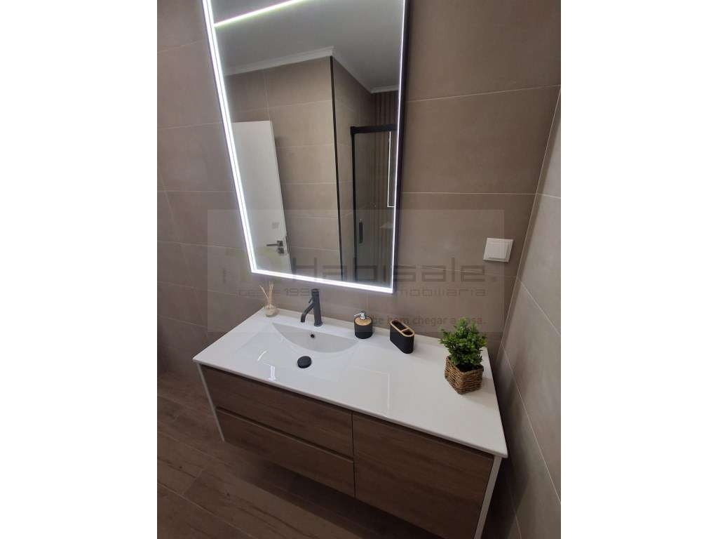 T2 totalmente remodelado com varandas - Grande imagem: 3/20