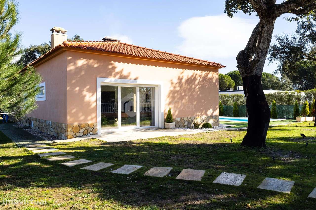 MORADIA T4 218M² EM TERRENO 1.044M² COM PISCINA EM CONDOMÍNIO GOLFE SA-58