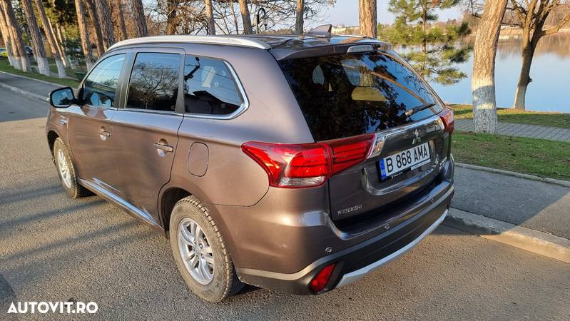 Mitsubishi Outlander 2.0 4WD Plug-In Hybrid Top - 4