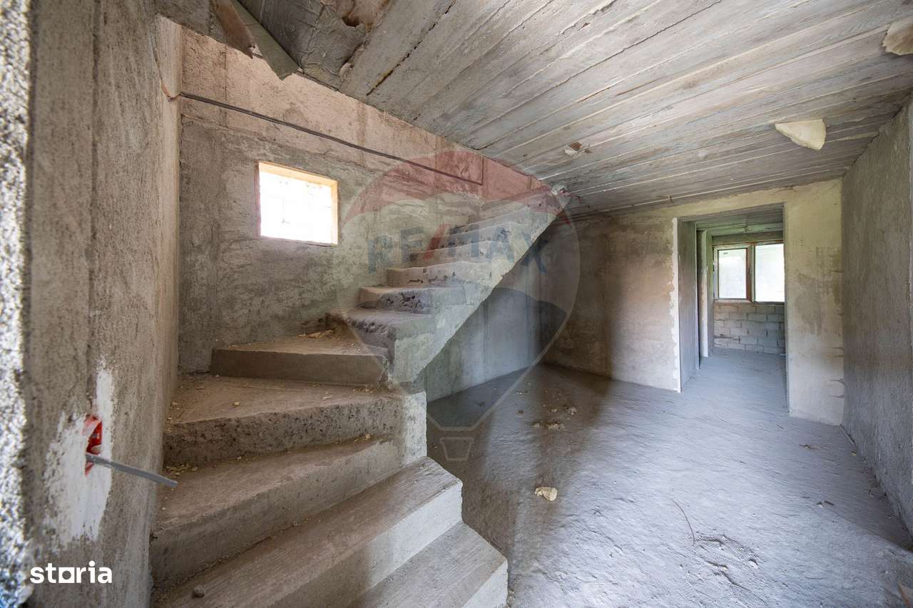 Casă / Vilă cu 8 camere / 7 bai de vânzare, Moieciu de Jos-11