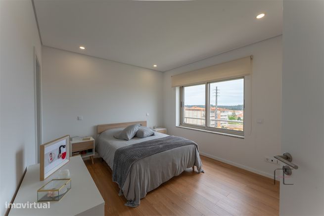 Apartamento T3 como novo, 2 lugares de garagem e 2 arrecadações, Esmor-23